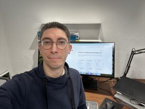 René Pöpperl vor einem Computer-Monitor, der den neuen Schließfachkonfigurator zeigt